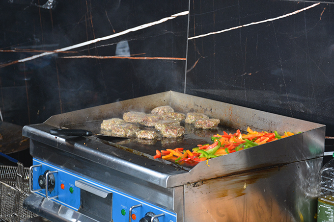 افتتاح مطعم *Sandoshino* في جلجولية بإدارة أبناء المرحوم ابو ايوب جابر